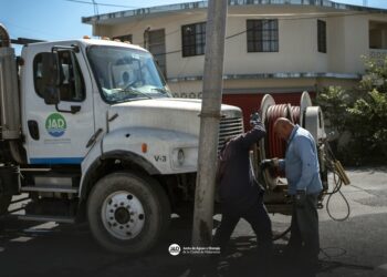Trabaja JAD destapando drenaje