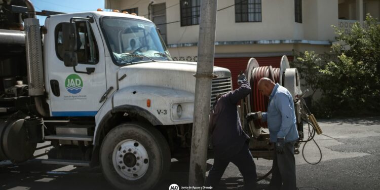 Trabaja JAD destapando drenaje