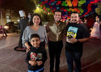 Alcalde de Matamoros convive con familias en la plaza principal