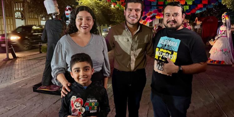 Alcalde de Matamoros convive con familias en la plaza principal