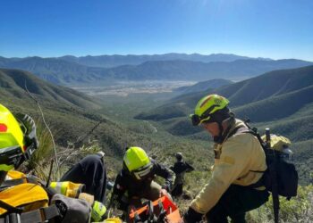 Guardia Estatal rescata a persona lesionada en la Sierra Bustamante