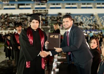 Beto Granados felicita a los nuevos profesionistas de la Universidad Tecnológica de Matamoros