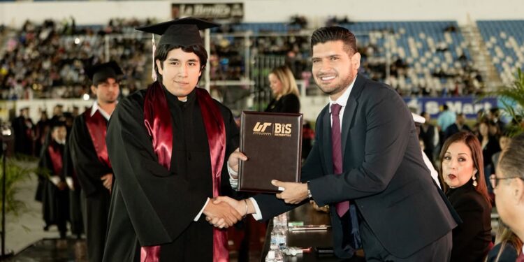 Beto Granados felicita a los nuevos profesionistas de la Universidad Tecnológica de Matamoros