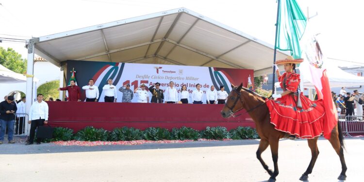 Desfilan miles de jóvenes en el 115 aniversario de la Revolución Mexicana