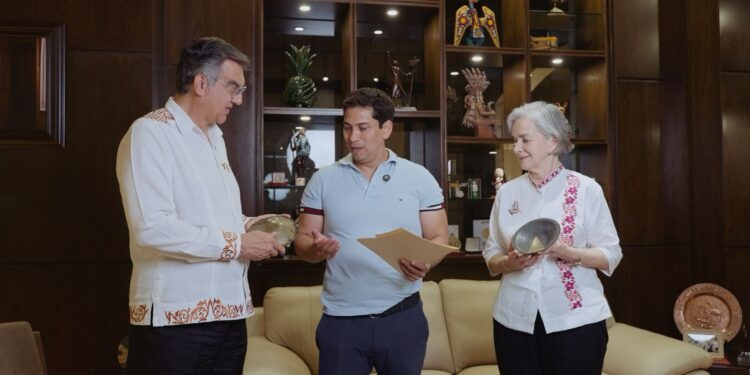 Reciben Américo y María piezas bendecidas por el Vaticano para la Virgen monumental de El Chorrito