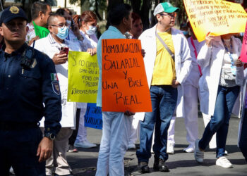 MARCHAN MÉDICOS POR MEJORES SALARIOS Y MEDICINAS