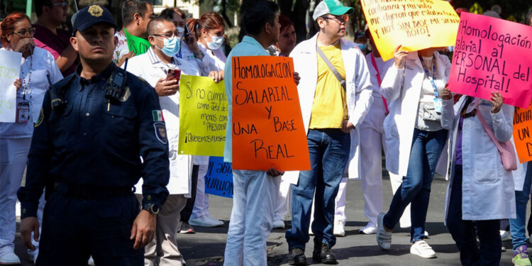 MARCHAN MÉDICOS POR MEJORES SALARIOS Y MEDICINAS