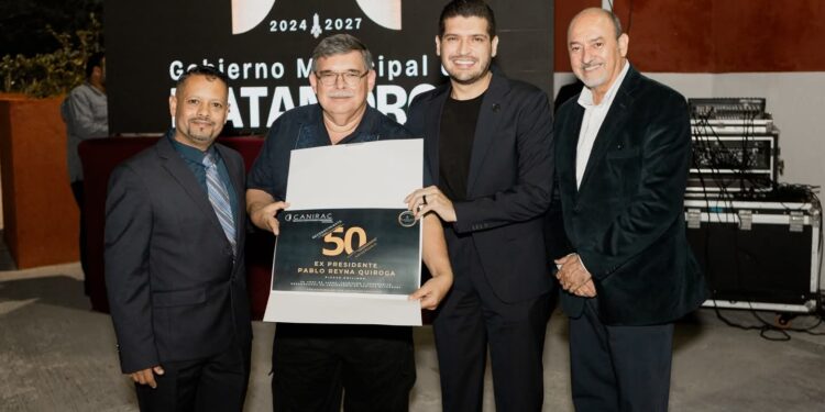 Alcalde Beto Granados asistente a la celebración por el 50 aniversario de CANIRAC Matamoros