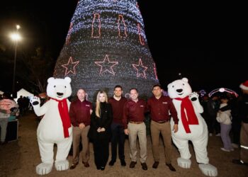 Familias disfrutan con el alcalde Beto Granados el encendido del pino navideño de Coca-Cola