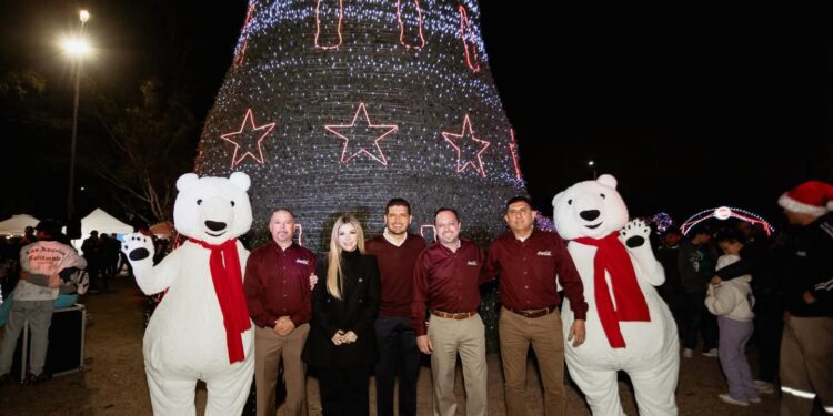 Familias disfrutan con el alcalde Beto Granados el encendido del pino navideño de Coca-Cola