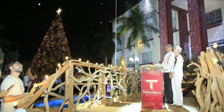 Encabezan Américo y María desfile navideño y el tradicional encendido del pino