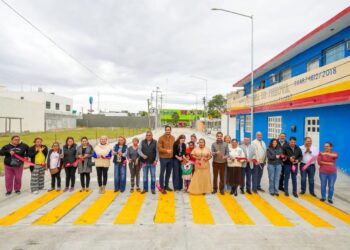 Inauguraron vecinos y Alcalde pavimentación de la calle Níquel en Villas de Esmeralda