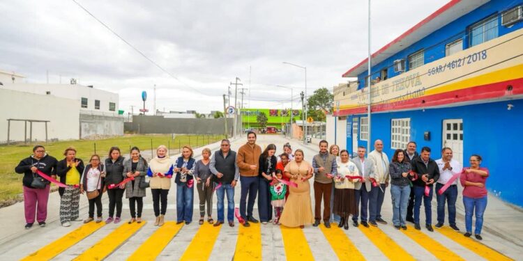 Inauguraron vecinos y Alcalde pavimentación de la calle Níquel en Villas de Esmeralda