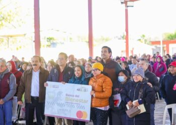 Entregó Carlos Peña Ortiz tarjetas de becas Rita Cetina en la secundaria técnica # 73