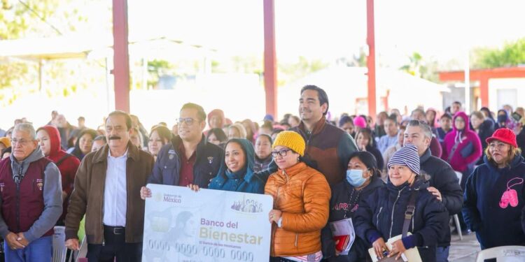 Entregó Carlos Peña Ortiz tarjetas de becas Rita Cetina en la secundaria técnica # 73