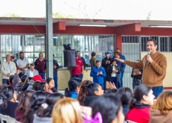 Llevó Alcalde de Reynosa Becas Rita Cetina a la Secundaria 45