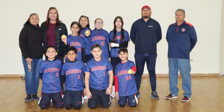 Sólido apoyo de Carlos Peña Ortiz a eliminatoria Regional de Beisbol 5