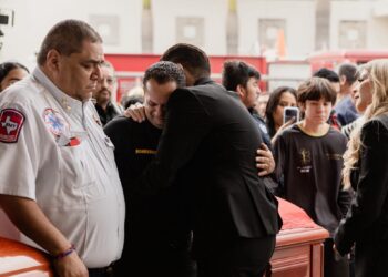 Gobierno de Beto Granados rinde honores y último adiós a bomberos caídos en el cumplimiento de su deber