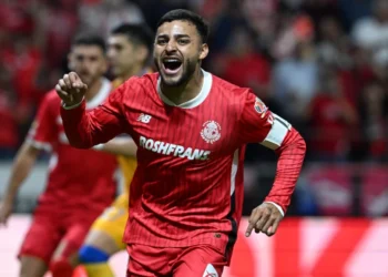 Cirugía deja fuera a Alexis Vega