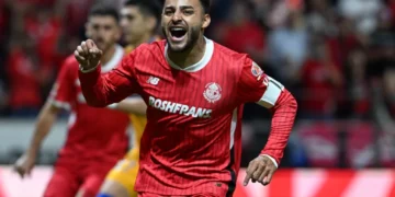 Cirugía deja fuera a Alexis Vega