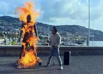 Prende fuego a la estatua de Cristiano y luego baila
