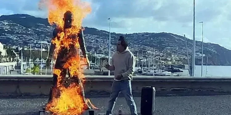 Prende fuego a la estatua de Cristiano y luego baila