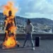 Prende fuego a la estatua de Cristiano y luego baila