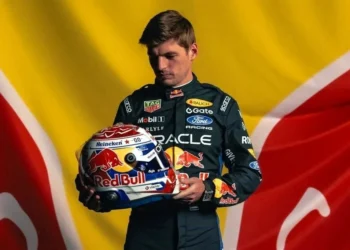 Presenta Verstappen su casco para el 2026