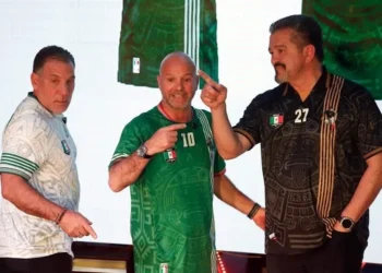Presentan playera conmemorativa de leyendas del Tri