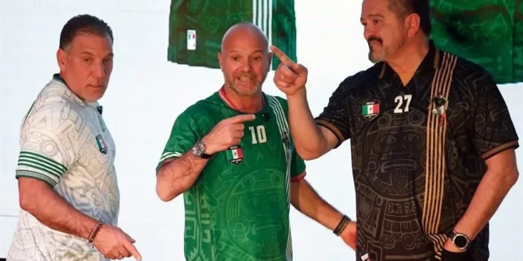 Presentan playera conmemorativa de leyendas del Tri