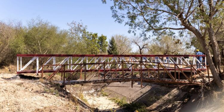 Beto Granados les cumple a estudiantes del ejido Villanueva con puente peatonal