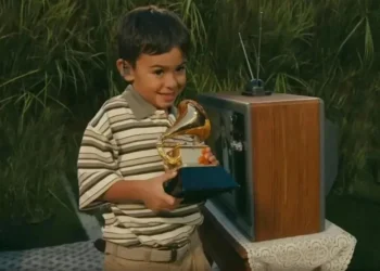 Revelan identidad de niño que actuó en show de Bad Bunny