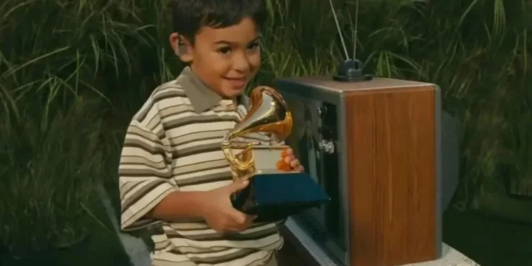 Revelan identidad de niño que actuó en show de Bad Bunny