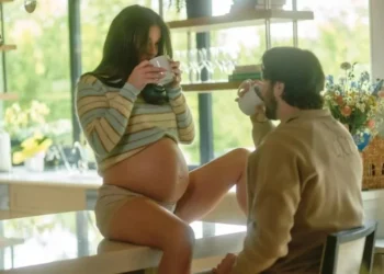 Presume la actriz Hailee Steinfeld su embarazo en redes