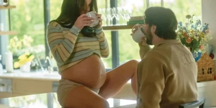 Presume la actriz Hailee Steinfeld su embarazo en redes