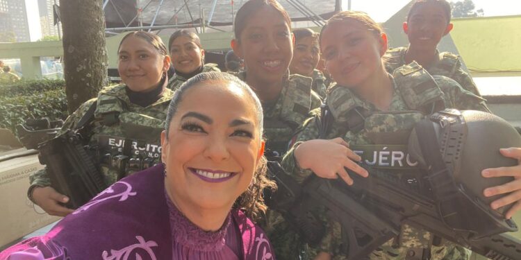 Con el reconocimiento a las mujeres de las Fuerzas Armadas, la Presidenta Claudia Sheinbaum inicia encuentros con quienes tejen la patria.