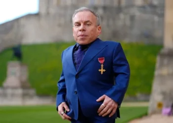 Recibe el actor Warwick Davis la Orden del Imperio Británico