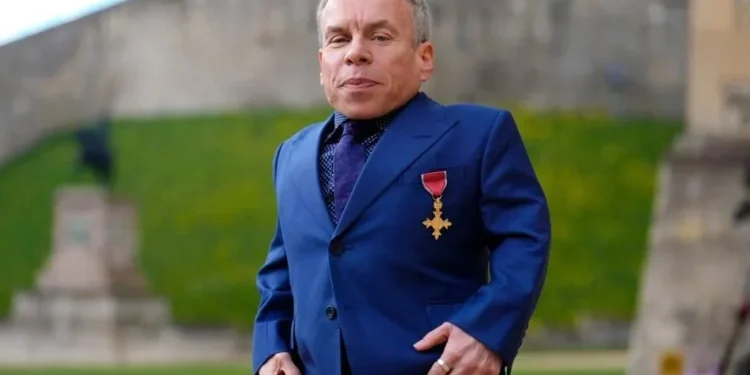 Recibe el actor Warwick Davis la Orden del Imperio Británico
