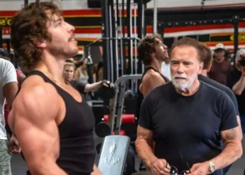 Gana hijo de Schwarzenegger competencia de fisicoculturismo