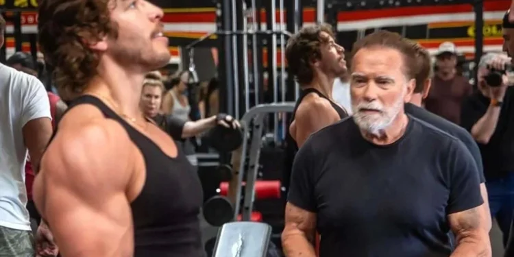 Gana hijo de Schwarzenegger competencia de fisicoculturismo