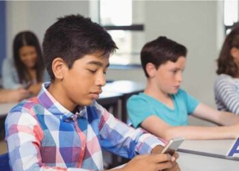 CDMX avanza en regulación del uso de celulares en escuelas