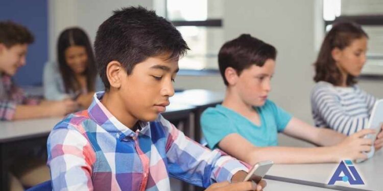 CDMX avanza en regulación del uso de celulares en escuelas