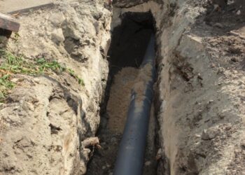 Entre malos olores y encharcamientos, crece la molestia por fallas en el drenaje de Reynosa