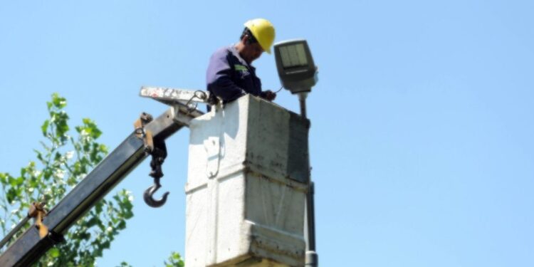 Mejor iluminación para Victoria: continúa renovación de alumbrado público