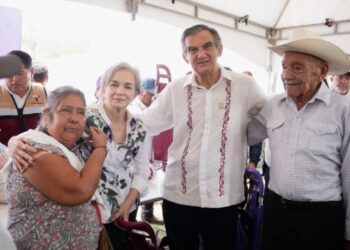 Américo y María de Villarreal llevan apoyos y servicios gratuitos a las familias de Antiguo Morelos