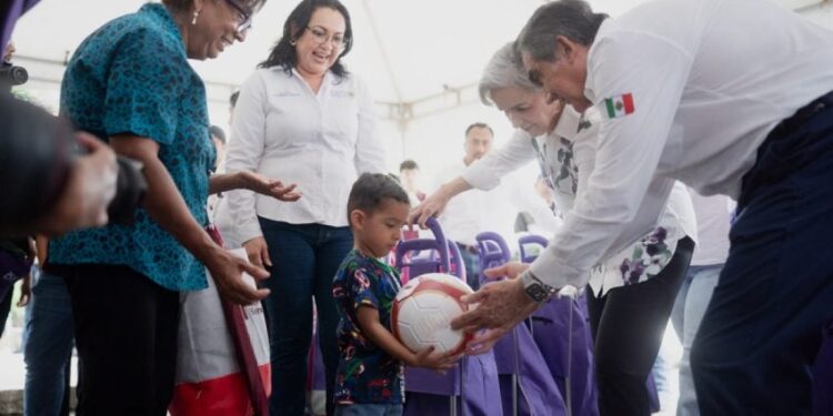 Américo y María de Villarreal llevan atención integral a las familias de Nuevo Morelos