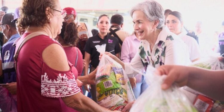 Américo y María de Villarreal benefician a miles en González a través de la brigada Transformando Familias