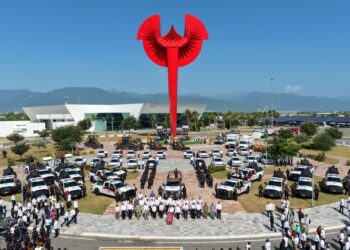 Entrega Américo Villarreal vehículos y maquinaria por 125.2 mdp