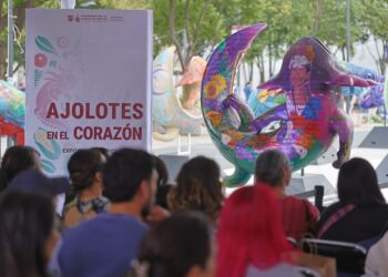 CDMX llena de color Plaza Tlaxcoaque con la exposición “Ajolotes en el Corazón”