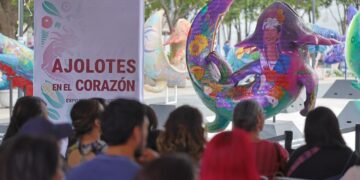 CDMX llena de color Plaza Tlaxcoaque con la exposición “Ajolotes en el Corazón”